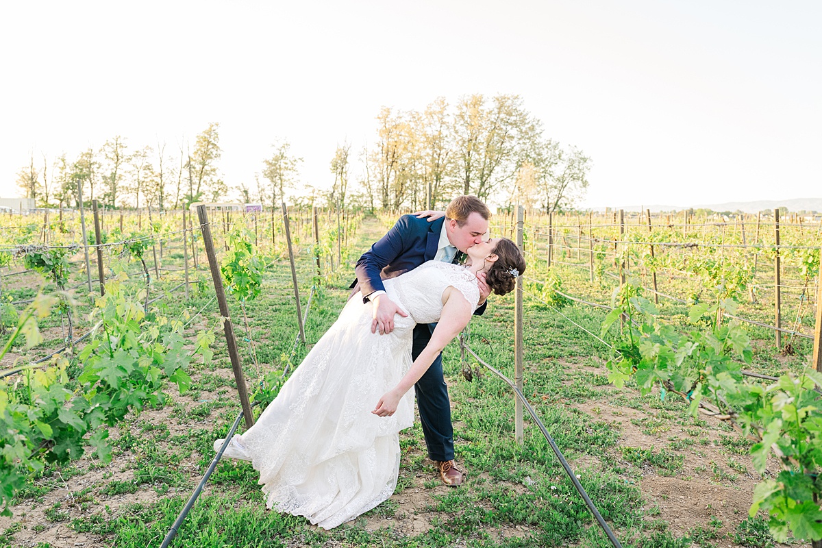 sunset photos at sandstone vineyards wedding venue
